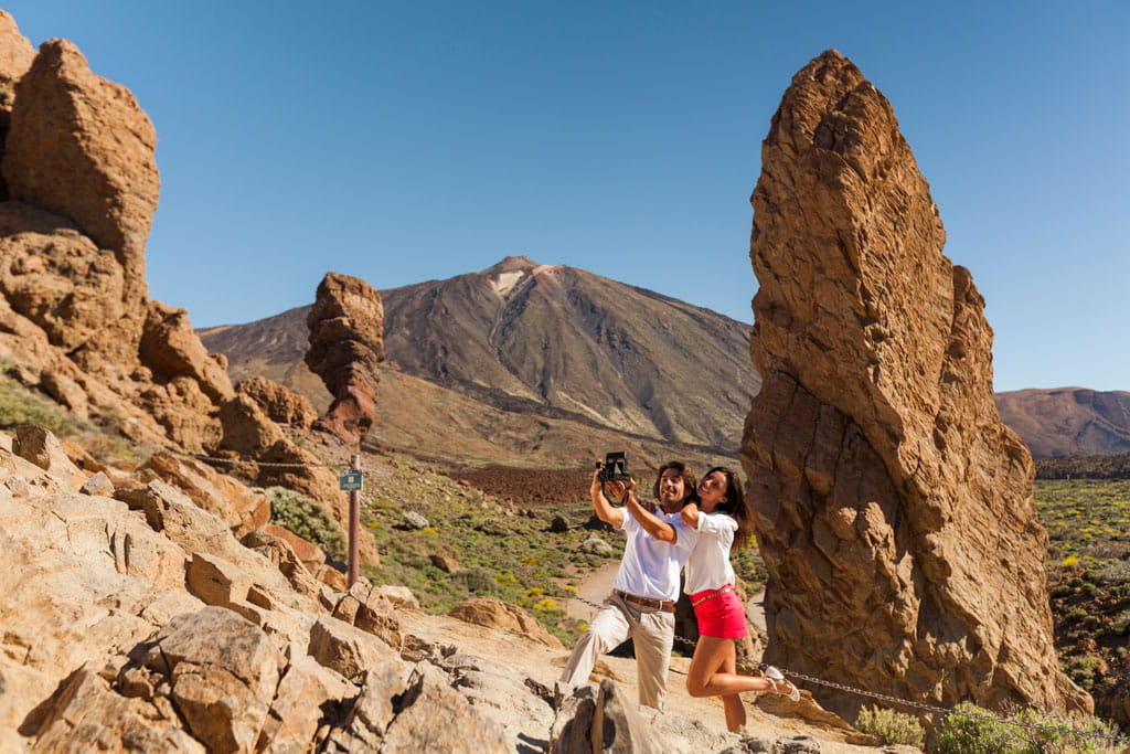 //www.som2travel.es/cdn/images/content/Islas Canarias/Tenerife/parque-nacional-teide-pareja-02.jpg